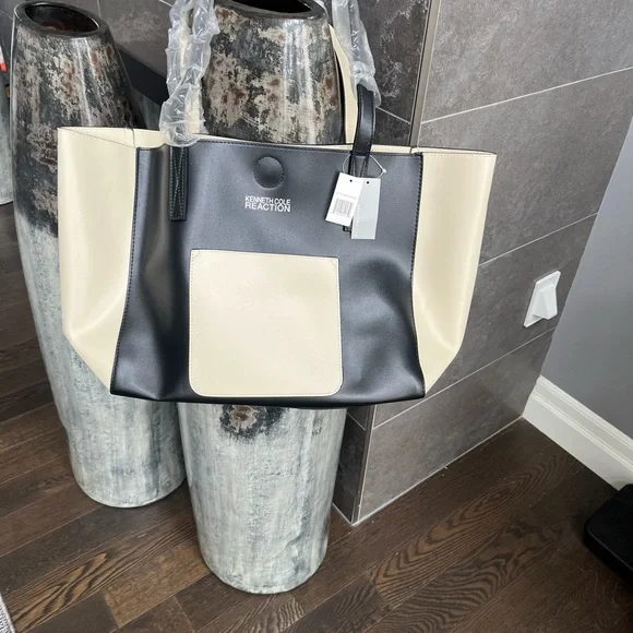 Brand new with tags large 12 x 19“ Kenneth Cole, black cream, tote bag, faux - Picture 12 of 12